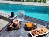 Girne Karaoğlanoglun'nun en iyi Sitesi Kervansaray Loft'da Sıfır Full Eşyalı Satılık 3+1 Rezidans ( kervansaray plajına 100 m)