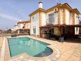 GİRNE ALSANCAK BÖLGESİNDE ALSANCAK İLKOKULU ARKASI SİTE İÇİ ÖZEL HAVUZLU GENİŞ KULLANIMA SAHİP FULL EŞYALI KİRALIK 3+1 VİLLA