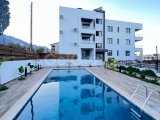 KIBRIS GİRNE ALSANCAK BÖLGESİNDE MUHTEŞEM DAĞ VE DENİZ MANZARALI ORTAK HAVUZ VE EBEVEYN BANYOSU BULUNAN FULL EŞYALI SATILIK 2+1 DAİRE