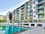 GİRNE MERKEZ'DE HAVUZLU SİTE İÇERİSİNDE SATILIK FULL EŞYALI 2+1 DAİRE