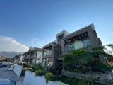 KIBRIS GİRNE ALSANCAK'TA KENDİNE AİT ÖZEL TERASI BULUNAN DENİZE 100 METRE UZAKLIKTA DAĞ VE DENİZ MANZARALI SATILIK 2+1 DAİRE