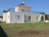 Girne Alsancak'da Merit Casino Yakınında, Satılık 3+1 Geniş Bahçeli Villa!