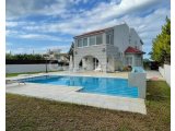 GİRNE ALSANCAK'DA MERİT HOTEL YAKINI, 1 DÖNÜM ARAZİ İÇİNDE, SATILIK VİLLA!