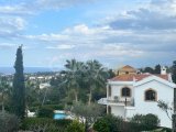 Girne, Bellapayıs te satılık büyük bahçeli, havuzlu ve muhteşem manzaralı villa