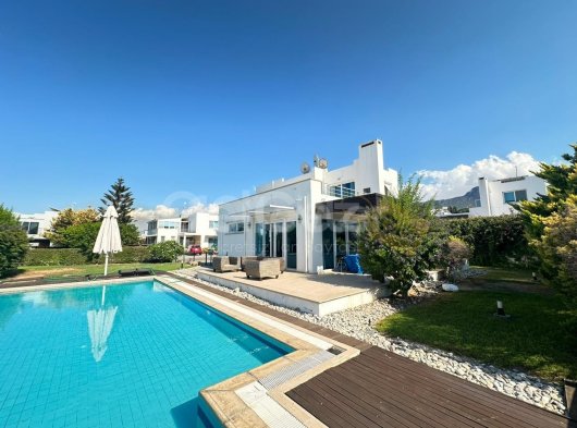 Catalkoy'de Denize sıfır 4+2 Villa