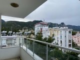 Girne Merkez'de Satılık Geniş Bagımsız Mutfaklı 3+1 Daire