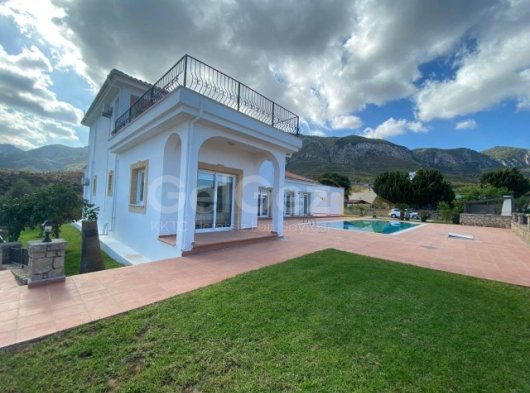 Cennete Kaçış: Bellapais'te 4 Yatak Odalı Muhtesem Villa