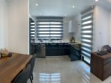 Alsancak'ta yüzme havuzlu rahat bir sitede 81 m2 2 odalı daire