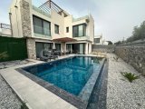 4+1 Kiralık Bahçeli ve Yüzme Havuzlu Villa