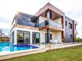 Girne Edremit'te Satılık 4+1 Villa