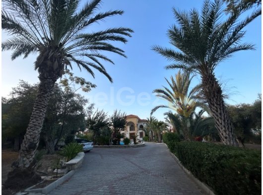Girne Edremit'te 6,5 Dönüm Arsa İçerisinde Satılık Villa