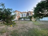 Girne Edremit'te 6,5 Dönüm Arsa İçerisinde Satılık Villa