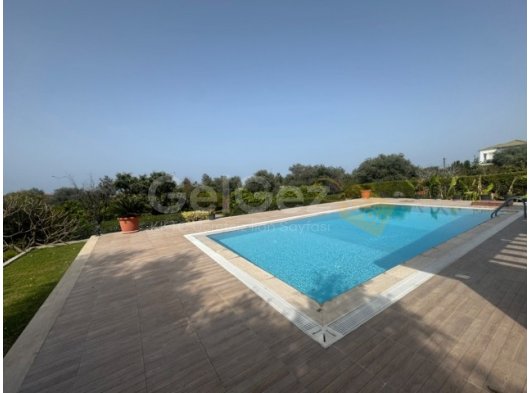 Girne Edremit'te Satılık 3,5 Dönüm İçerisinde Satılık Villa