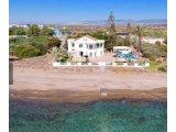 İskele'de Satılık Denize Sıfır Villa