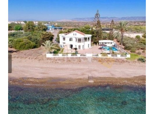 İskele'de Satılık Denize Sıfır Villa