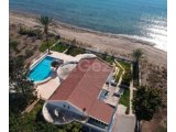 İskele'de Satılık Denize Sıfır Villa