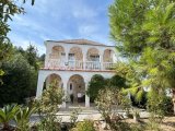 Lapta'da kacirilmaycak satilik 3+1 firsat villa. Dag ve deniz manzali.