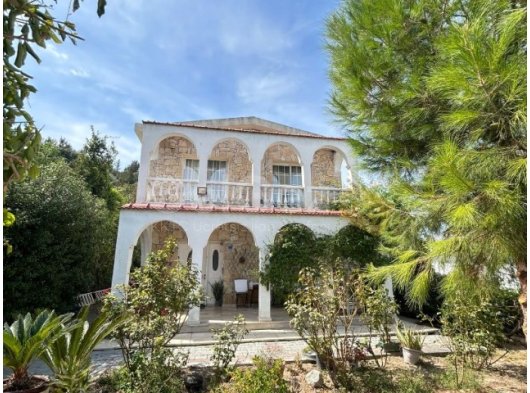 Lapta'da kacirilmaycak satilik 3+1 firsat villa. Dag ve deniz manzali.