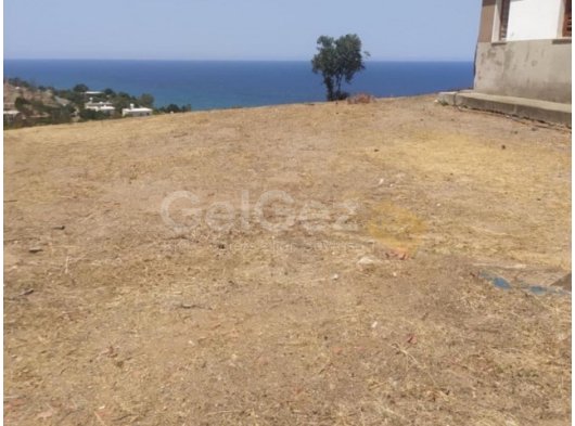 Deniz ve dağ manzaralı arsa