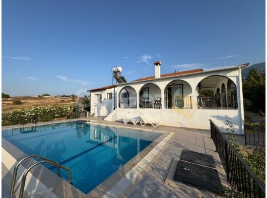 GİRNE ARAPKOYDE SATILIK HAVUZLU VILLA