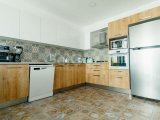 Alsancak'ta Özel Dekore Edilmiş Satılık 2+1 Havuzlu Sitede Daire