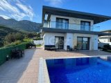 Edremit, Girne’de Panoramik Deniz ve Dağ Manzaralı Şık 4+1 Villa