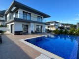 Edremit, Girne’de Panoramik Deniz ve Dağ Manzaralı Şık 4+1 Villa