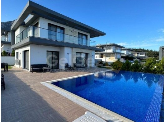 Edremit, Girne’de Panoramik Deniz ve Dağ Manzaralı Şık 4+1 Villa