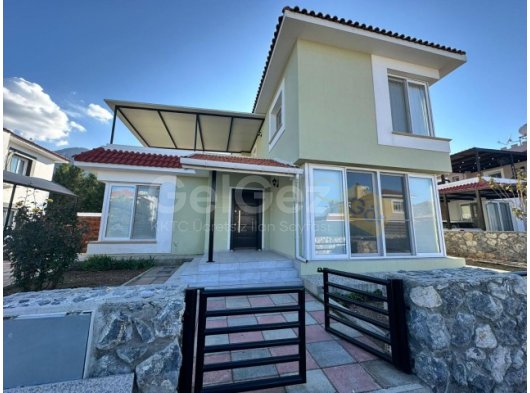 Girne Karşıyaka'da Denize Çok Yakın 3 Yatak Odalı Villa