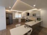 Girne Merkez'de; Lüks Site İçerisinde, Geniş, Deniz Manzaralı, Satılık, 4+1, Daire!