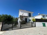 GİRNE ÇATALKÖYDE MUHTEŞEM KONUMDA DENİZ VE DAĞ MANZARALI ÖZEL FİYATLI TRIPLEX VİLLA FIRSATI!!