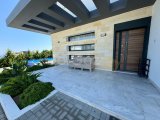 Girne Edremitte kiralık 4 yatak odalı villa