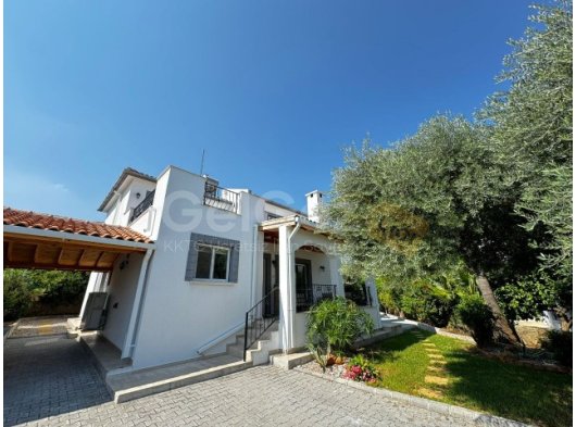 Ozanköy'de eşsiz ve huzurlu bir konumda çok bakımlı, ortak havuzlu Kiralık 4+1 Villa!!