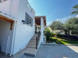 Girne Ozanköy'ün büyüleyici doğasında bulunan çok bakımlı, ortak havuzlu Kiralık 4+1 Villa!!