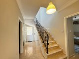 Girne Ozanköy'ün büyüleyici doğasında bulunan çok bakımlı, ortak havuzlu Kiralık 4+1 Villa!!