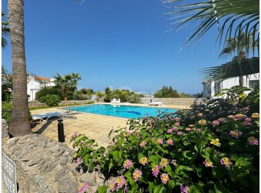 Girne Ozanköy'ün büyüleyici doğasında bulunan çok bakımlı, ortak havuzlu Kiralık 4+1 Villa!!