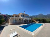 Girne Arapköy'de Panoramik Manzaralı Lüks Villa