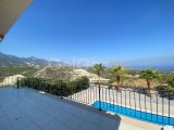 Girne Arapköy'de Panoramik Manzaralı Lüks Villa