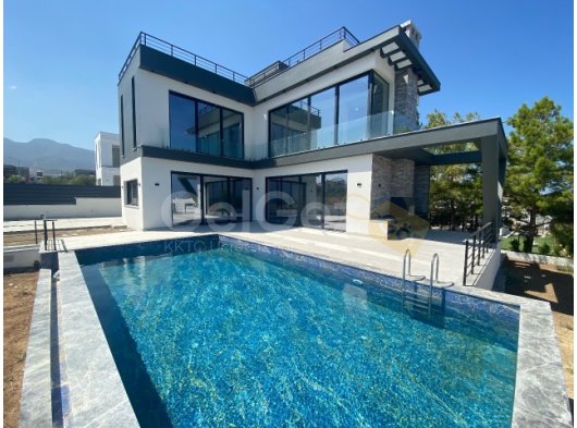 Girne, Çatalköy Bölgesindee Satılık Lüks 4+1 Villa