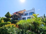 Girne'nin en prestijli sitesi Esentepe'de satılık 3+1 daire.