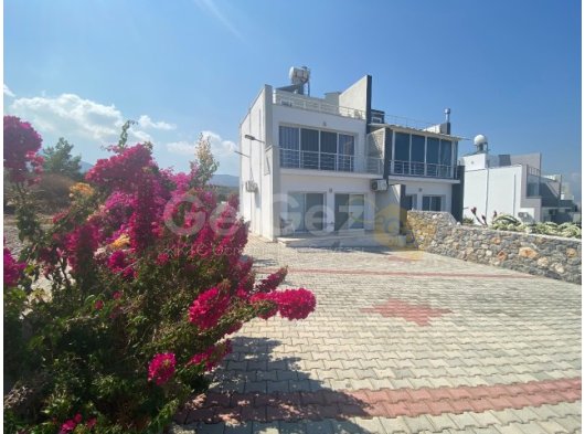 Karaağaç'ta Muhteşem Dağ ve Deniz Manzaralı 2+1 İkiz Villa