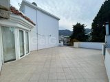 GİRNE'DE MERKEZİ KONUMDA TERASLI 3+1 SATILIK PENTHOUSE