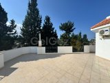 Girne Merkez'de Muhteşem Konumda Teraslı Satılık 3+1 Penthouse