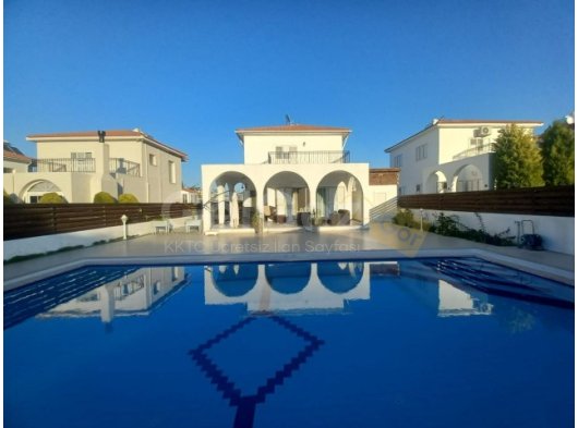 ALSANCAK'TA 3 YATAK ODALI HAVUZLU VİLLA - 0533 820 2055
