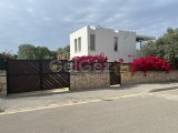 DÖŞENMİŞ ÜÇ YATAK ODALI LÜKS VİLLA (GÜVENLİK KAPILARIYLA ÇEVRİLMİŞ, SAHİLE VE GOLF KULÜPLERİNE YAKIN)