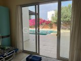 DÖŞENMİŞ ÜÇ YATAK ODALI LÜKS VİLLA (GÜVENLİK KAPILARIYLA ÇEVRİLMİŞ, SAHİLE VE GOLF KULÜPLERİNE YAKIN)