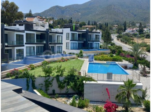 ÖZEL ÇATI TERASLI VE ORTAK HAVUZLU LÜKS İKİ YATAK ODALI DAİRELER