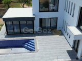 DENİZ VE DAĞ MANZARASINA SAHİP DÖRT YATAK ODALI HAVUZLU VİLLA