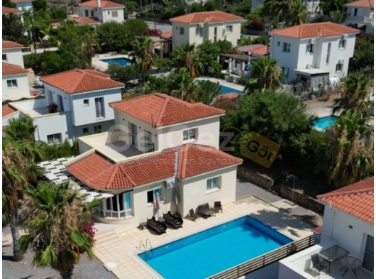 DAĞ VE DENİZ MANZARALI ÜÇ YATAK ODALI HAVUZLU VİLLA