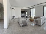 Girne Ozanköyde Kiralık 4+1 Havuzlu Villa / Sıfır Eşyalı / Sıfır Villa